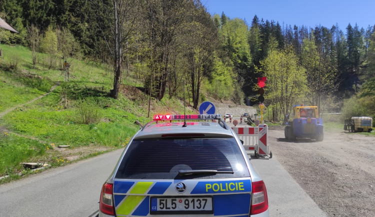 Zoufalé matce s miminkem policisté proklestili cestu k lékaři