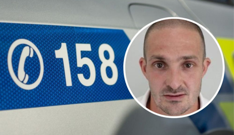 U Prahy utekl vězeň. Policisté, psovod i vrtulník po něm pátrají marně