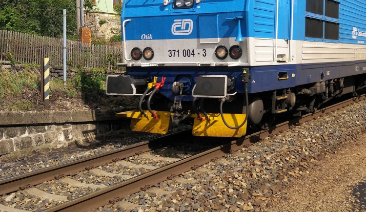 Tragédie na železnici v Praze. Vlak srazil člověka, ten na místě zemřel