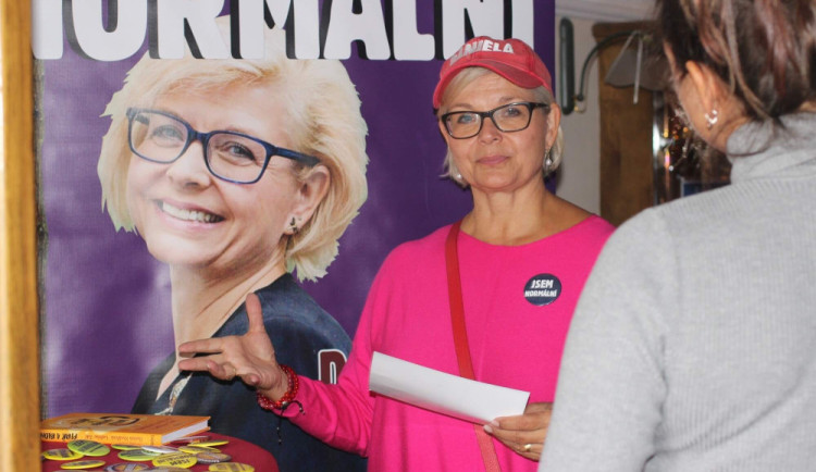 size4-16646319641613-231-volby-2022-senatorkou-v-obvodu-plzen-mesto-bzde-daniela-kovarova-jsem-normalni-opakovala-ve-sve-kamp