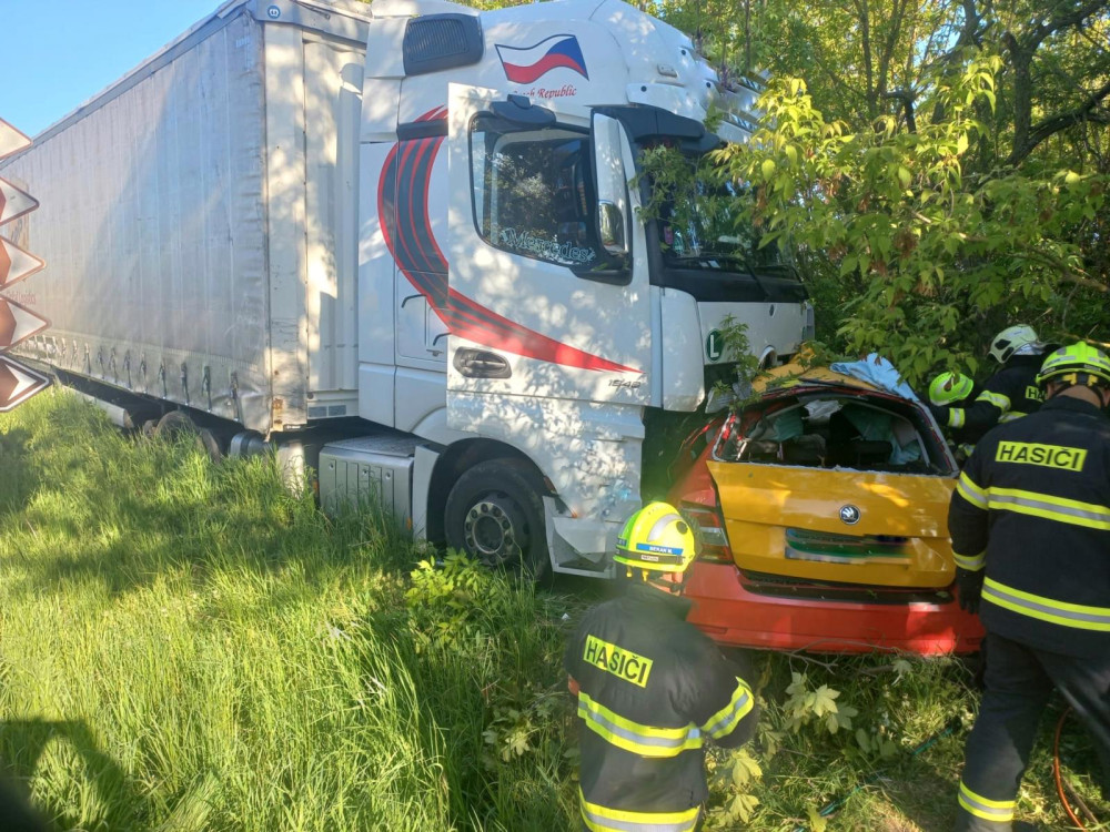Mladík zemřel zaklíněný v autě po střetu s kamionem. Nehodu šetří kriminalisté