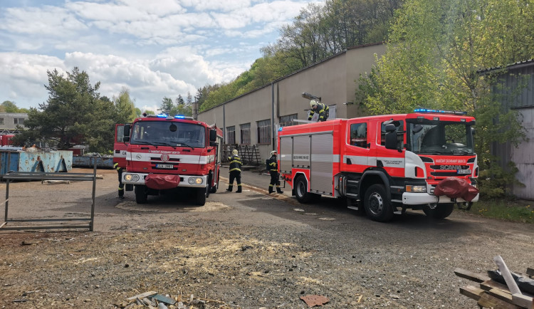 V Českém Dubu hořelo v hale, lidé před příjezdem hasičů provoz opustili