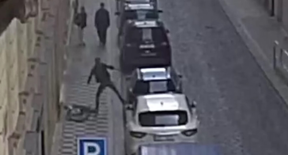 Muž do auta několikrát kopl.