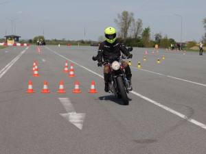 Bezmála čtyřicet bezplatných motorkářských kurzů letos nabízí projekt Učme se přežít. Novinkou je kurz pro skútry