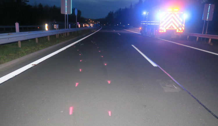 Motorkář havaroval na dálnici D6 a těžce se zranil. Policisté hledají svědky
