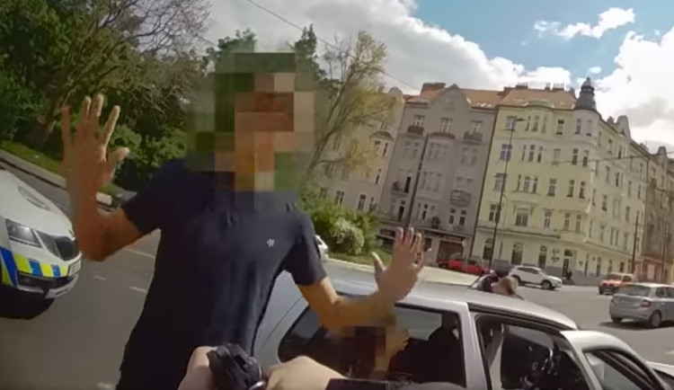 Mladík střílel u zastávky plné lidí. Zbraň si prý chtěl jen vyzkoušet