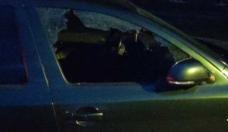 Z auta ukradl nabitou pistoli. Strážníci zloděje zadrželi nedaleko herny