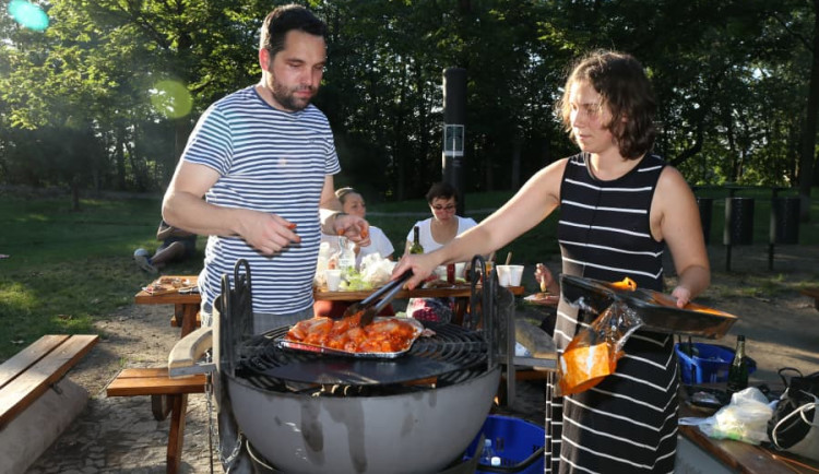 Kde si v Praze užít grilování pod otevřeným nebem? Podívejte se na přehled míst