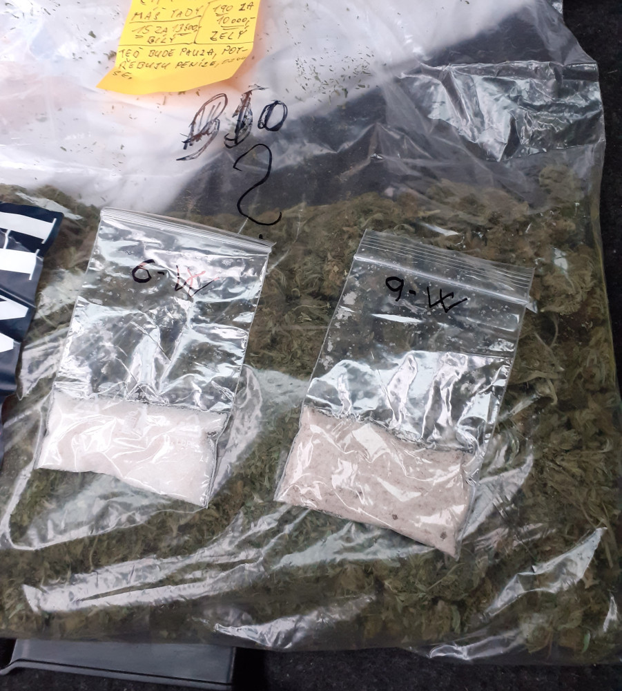 Auto plné drog. Dealera na D1 zadrželi kriminalisté, plastové sáčky vyndal i ze spodního prádla