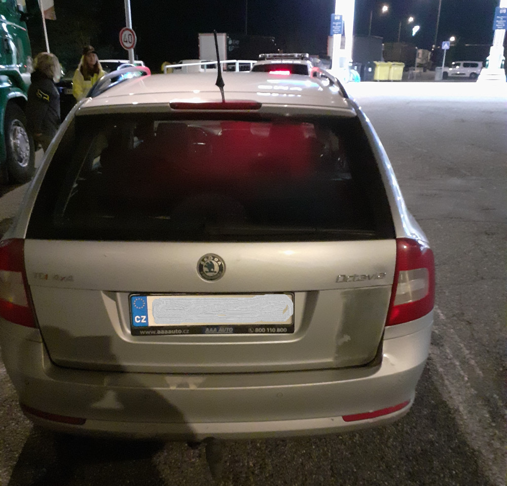 Auto plné drog. Dealera na D1 zadrželi kriminalisté, plastové sáčky vyndal i ze spodního prádla