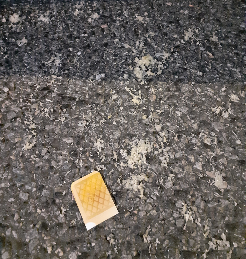 Auto plné drog. Dealera na D1 zadrželi kriminalisté, plastové sáčky vyndal i ze spodního prádla