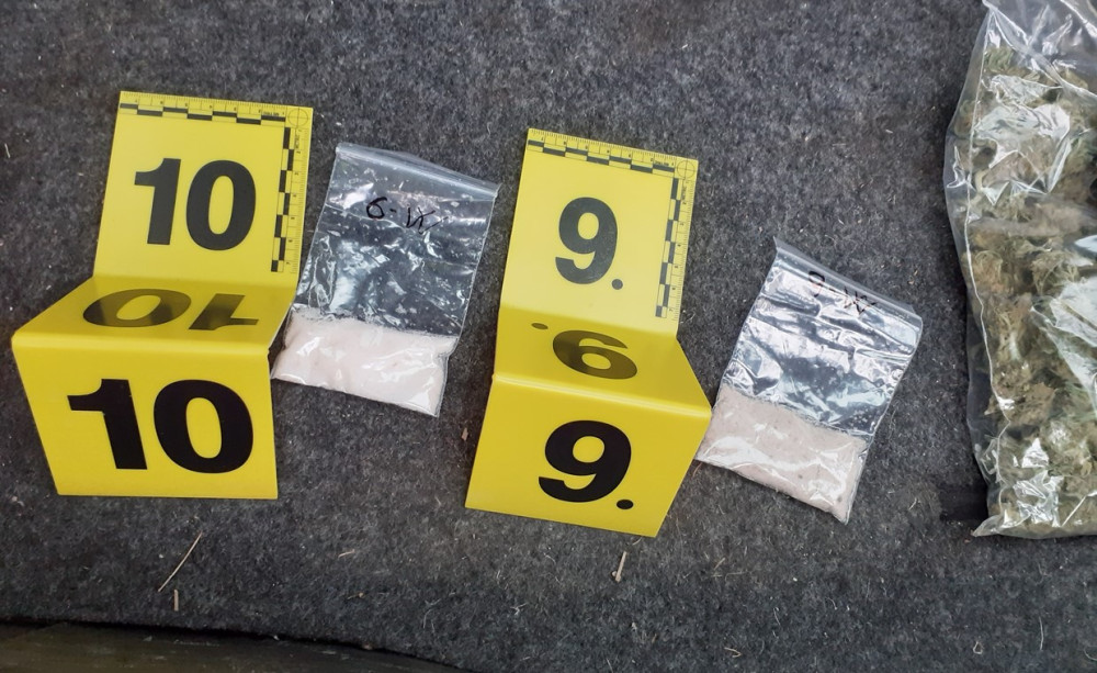 VIDEO: Auto plné drog. Dealera na D1 zadrželi kriminalisté, plastové sáčky vyndal i ze spodního prádla