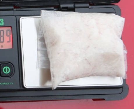 VIDEO: Auto plné drog. Dealera na D1 zadrželi kriminalisté, plastové sáčky vyndal i ze spodního prádla