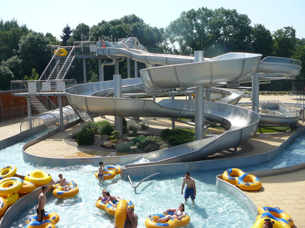 Koupaliště Flošna v Hradci Králové zahájí sezonu o tomto víkendu. V hlavní sezoně si lidé připlatí