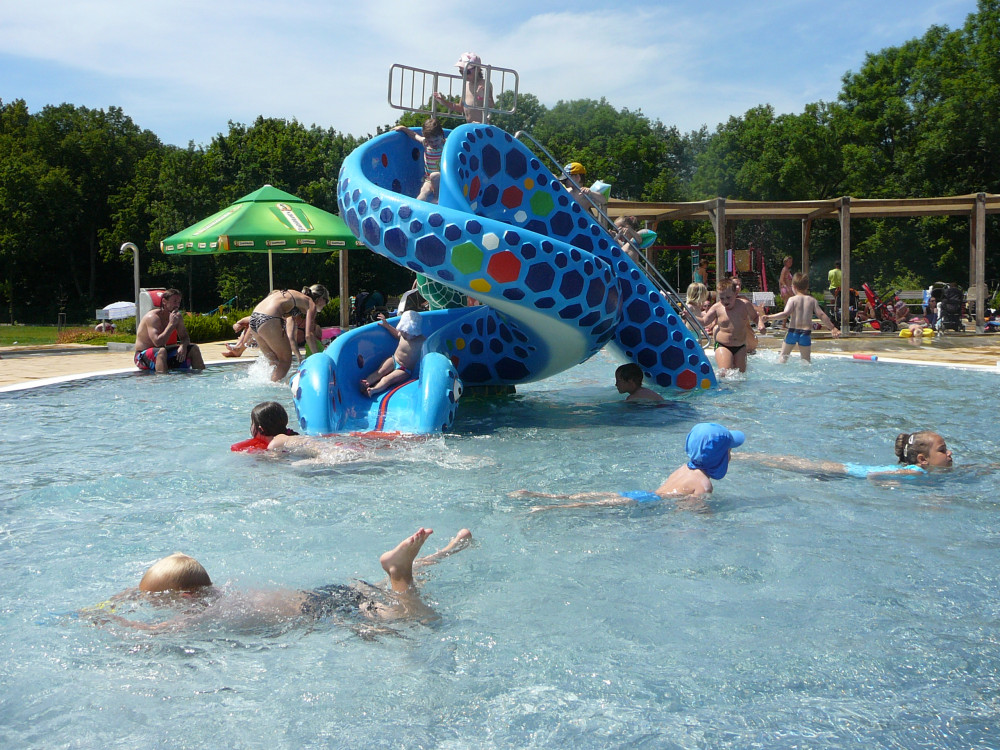 Koupaliště Flošna v Hradci Králové zahájí sezonu o tomto víkendu. V hlavní sezoně si lidé připlatí