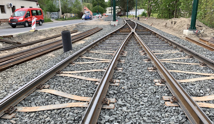 Rekonstrukce tramvajové trati do Jablonce skončí v září. Vyjde na 900 milionů