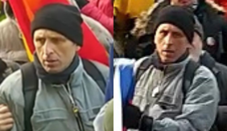 Policie pátrá po muži, který před muzeem napadl policisty žerdí s vlajkou