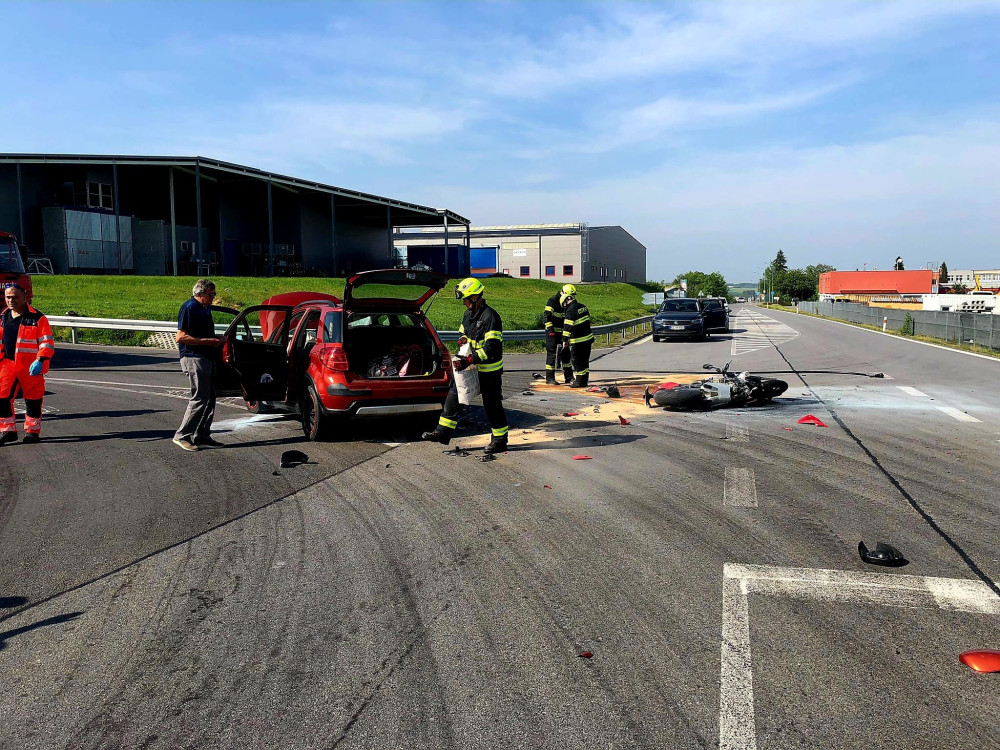 Motocyklista se střetl s automobilem, jeho stroj začal po nárazu hořet.