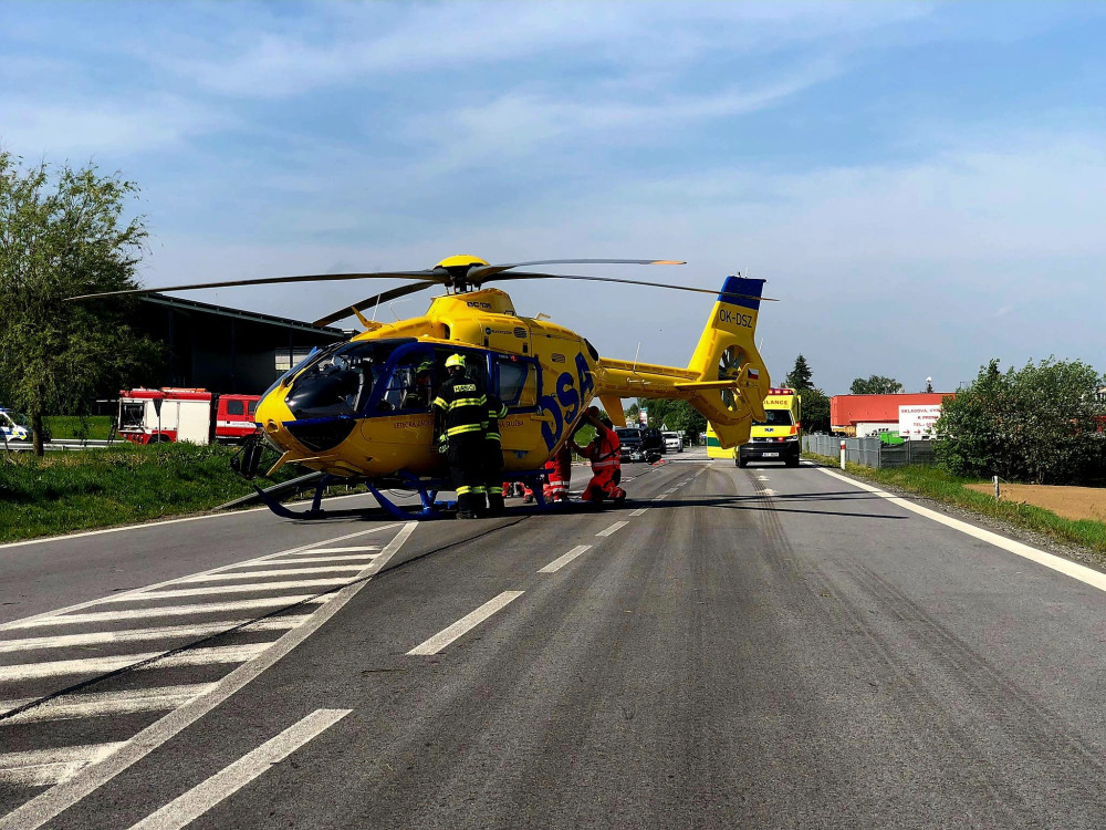 Motocyklista se střetl s automobilem, jeho stroj začal po nárazu hořet