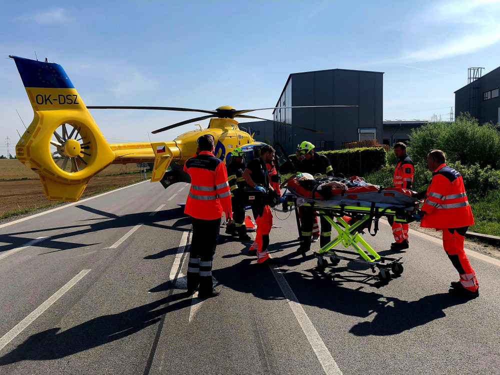 Motocyklista se střetl s automobilem, jeho stroj začal po nárazu hořet