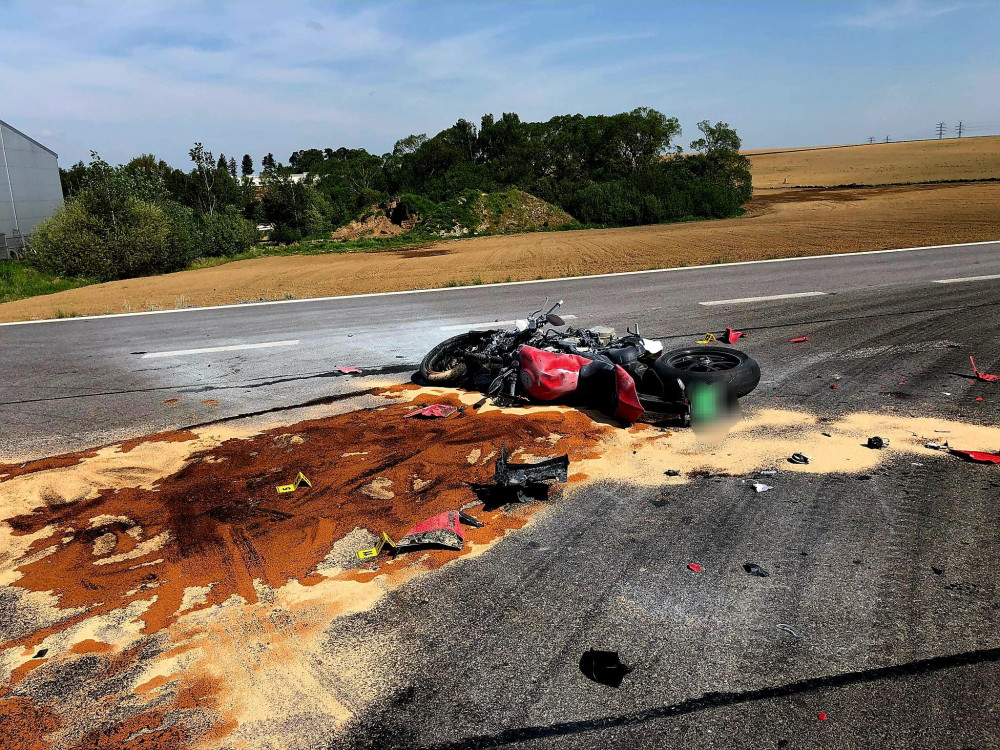 Motocyklista se střetl s automobilem, jeho stroj začal po nárazu hořet