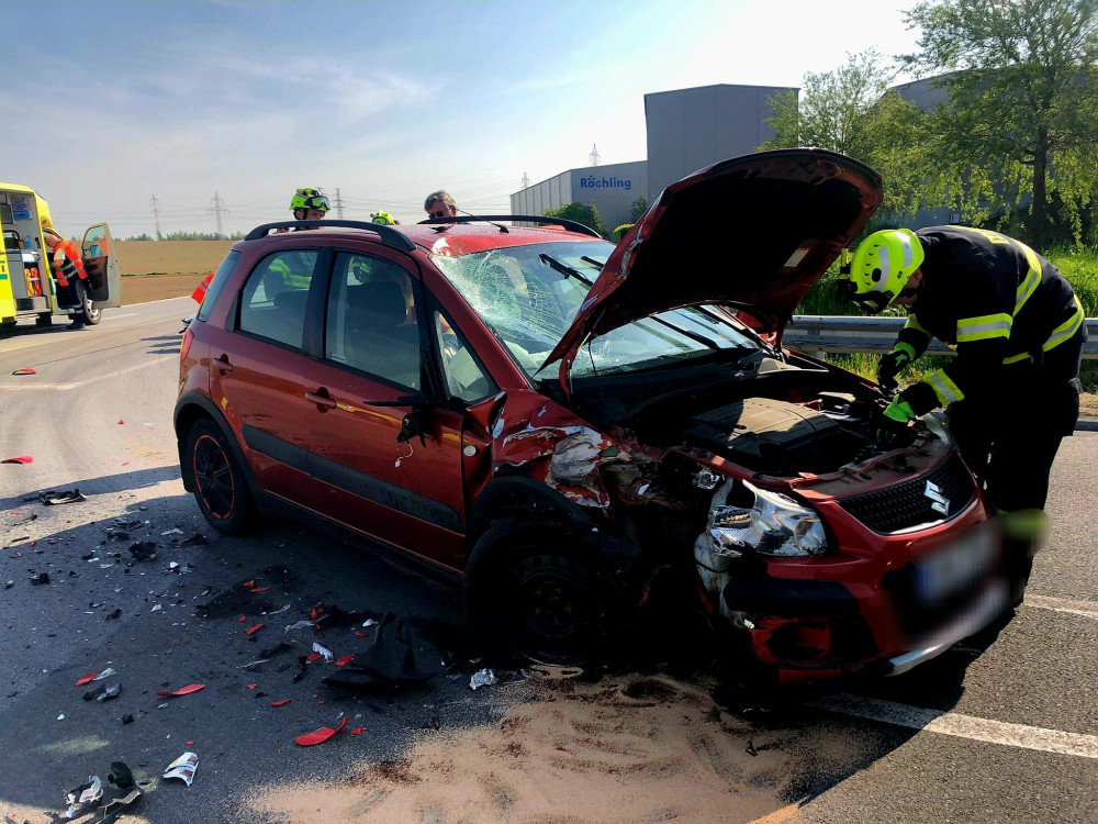 Motocyklista se střetl s automobilem, jeho stroj začal po nárazu hořet