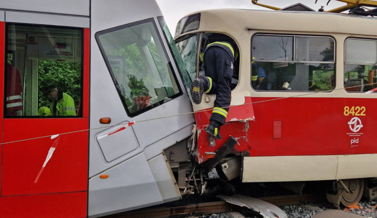 V Praze se srazily dvě tramvaje. Řidiče vyprošťují hasiči