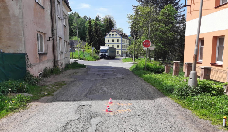 Dvouletý chlapec vběhl nečekaně před auto, vážnější zranění naštěstí neutrpěl