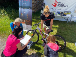 Horská služba zasahovala vloni v letní sezóně u bezmála 6 000 úrazů. Výrazný podíl měli cyklisté. Projekt „Na kole jen s přilbou“ varuje před zbytečnými riziky