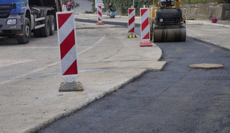 Řidiče v Česku čekají v letních měsících desítky dopravních omezení