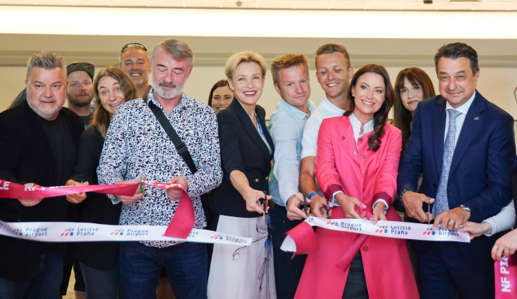 Na pražském letišti otevřel Pink Bubble Meditation Lounge. Nabízí lidem možnost odpočinku