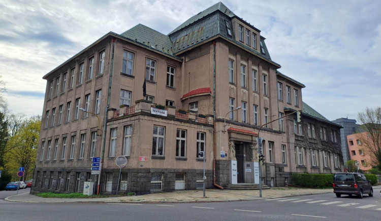 Krajští zastupitelé schválili sloučení průmyslovek, opozice krok kritizuje