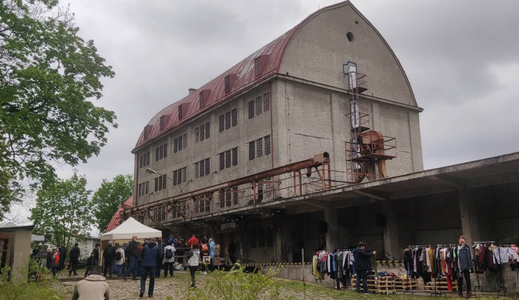 Jihlavské silo po letech ožívá, v neudržované budově vzniká komunitní centrum. Slibuje i letní kino