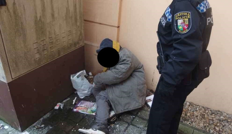 Kriminalisté odložili vyšetřování strážníka, jenž bakalářské práci popisoval šikanu bezdomovců