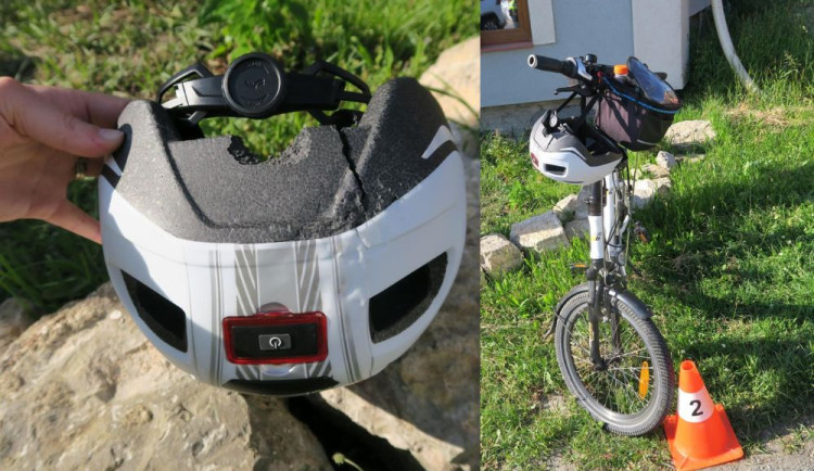 Řidič nedal přednost seniorce na kole a srazil ji. Život jí zachránila helma