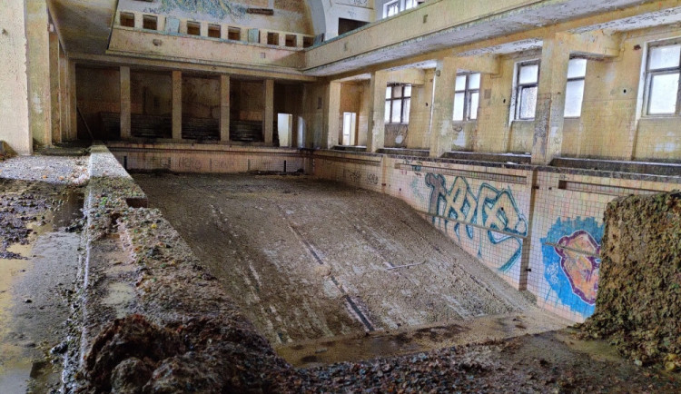 Česká komora architektů se přidala ke kritice vedení kraje, který nechce vypsat veřejnou soutěž na přestavbu městských lázní