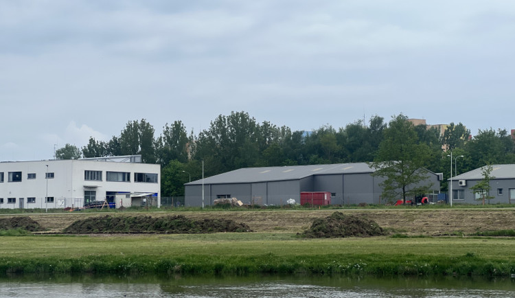 Provoz nového areálu u Vltavy získal jediný uchazeč. Podílet se na něm bude i krajský zastupitel.