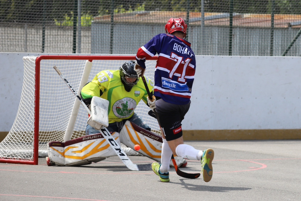 Hokejbalisté SK Jihlava slavit druholigový titul zatím nemohou, v Sudoměřicích dvakrát těsně prohráli. Rozhodne se v sobotu