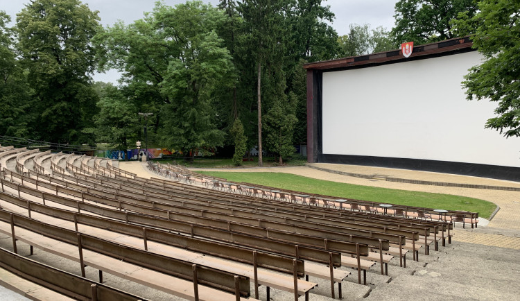 Letní kino zdražilo, promítat bude premiérové filmy. Dočká se nových lavic?