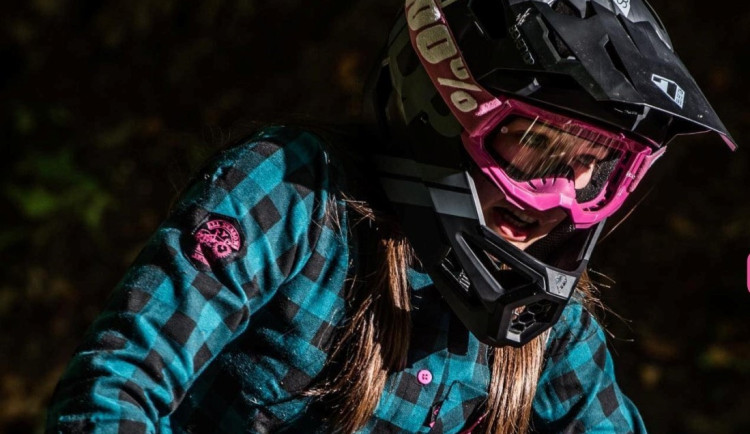 Vydražte dres a podpořte Aničku z Liberce, která skončila na vozíku