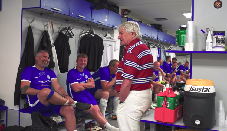 Legendární trenér opět perlil. Podívejte se do občanek, varoval tým před exhibicí