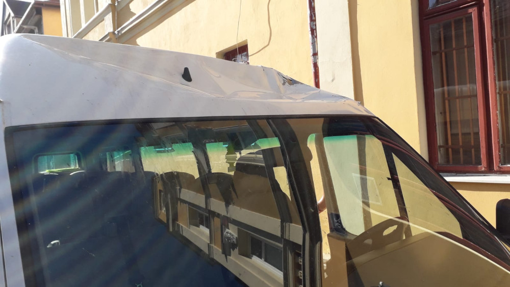 Muž v Liberci přežil pád z dvanácti metrů. Zachránil ho dopad na dodávku