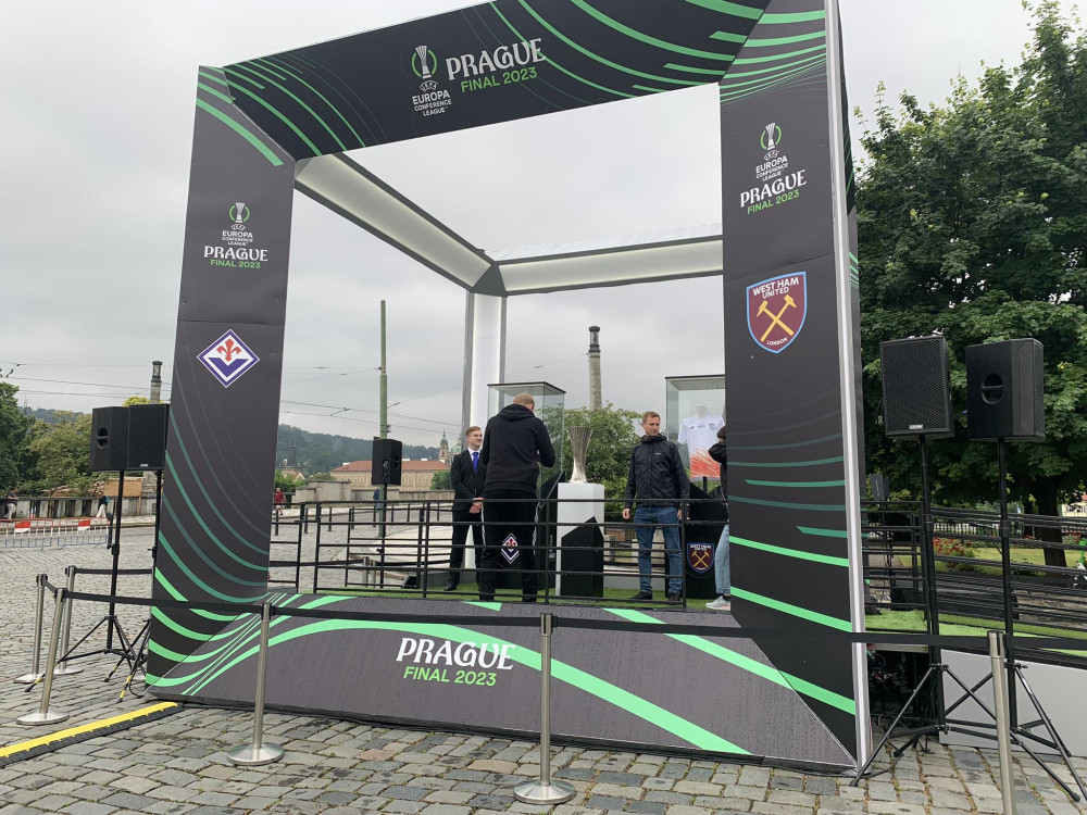Pohár pro vítěze Evropské konferenční ligy je v Praze. Na fotku čekají fanoušci ve frontě