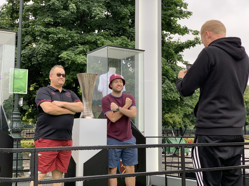 Pohár pro vítěze Evropské konferenční ligy je v Praze. Na fotku čekají fanoušci ve frontě