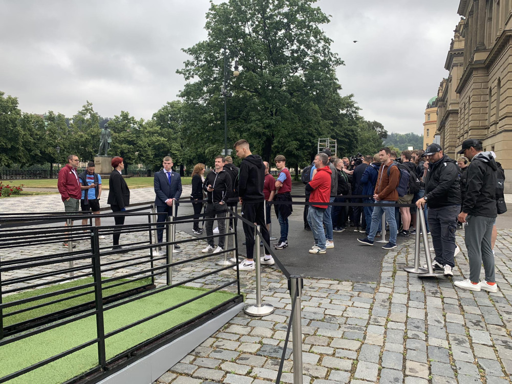 Pohár pro vítěze Evropské konferenční ligy je v Praze. Na fotku čekají fanoušci ve frontě