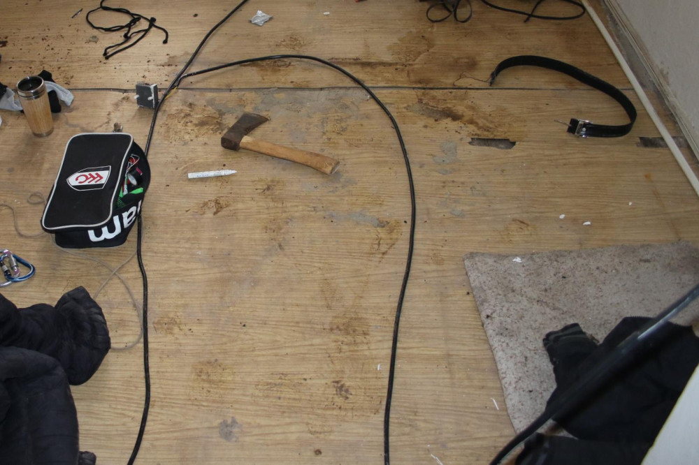 Policie zadržela zloděje, který vykrádal domy a chaty na Broumovsku. Do jedné se i nastěhoval