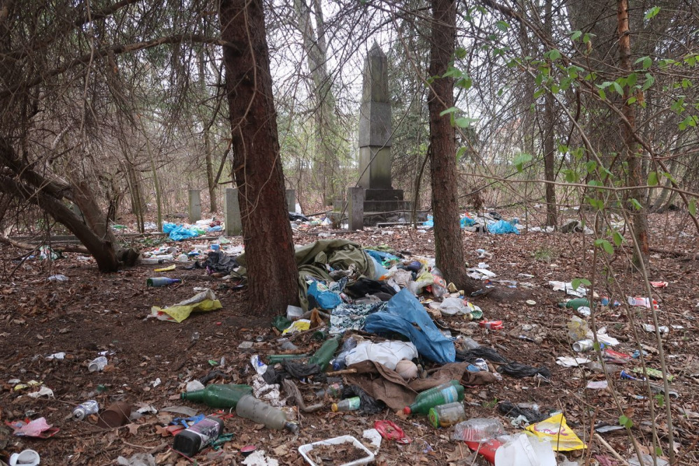 Takto vypadal park letos v zimě. Odpadky ležely i kolem pomníku obětem 1. světové války