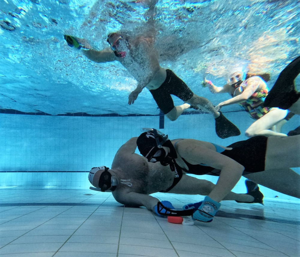 Podvodní hokej mohou hrát muži i ženy dohromady. Potřebujete k tomu malou hokejku, puk, šnorchl, ploutve a plavky