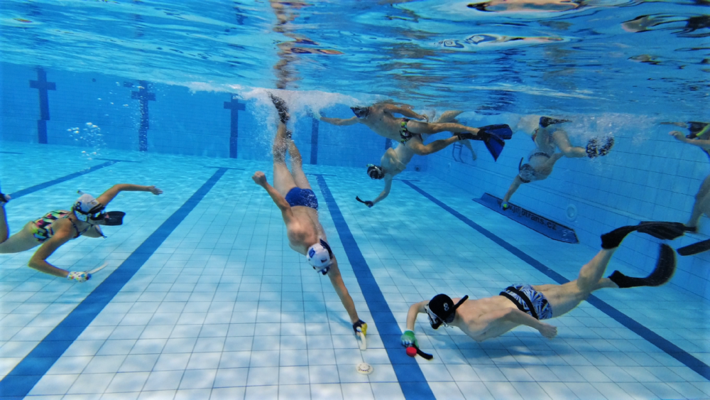 Podvodní hokej mohou hrát muži i ženy dohromady. Potřebujete k tomu malou hokejku, puk, šnorchl, ploutve a plavky