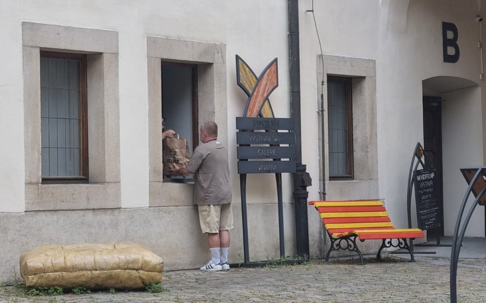 Na nádvoří Novoměstské radnice funguje výdejna potravinové banky pro lidi v těžké situaci